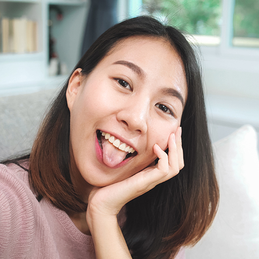 young-asian-teenager-woman-vlog-at-home-female-usi-XHTT2JT.jpg